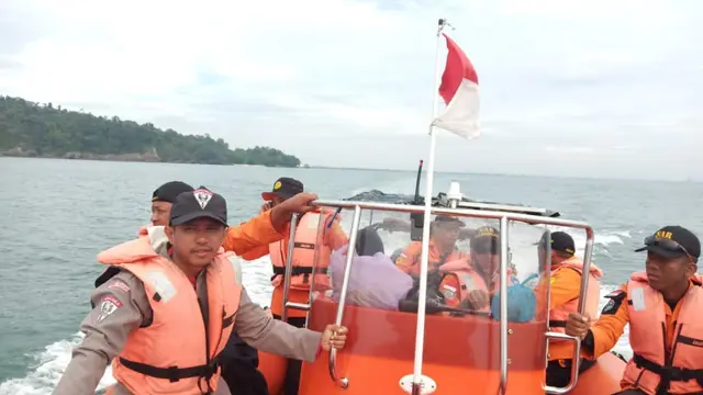 Tim SAR terkendala cuaca buruk, ombak tinggi, arus laut kuat dan luasnya area dalam pencarian korban tenggelam di Pantai Kaliempat, Nusakambangan, Cilacap, Jawa Tengah. (Foto: Liputan6.com/Basarnas/Muhamad Ridlo)