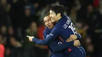 Pemain Paris Saint-Germain, Lee Kang-in dan Kylian Mbappe merayakan gol ke gawang Montpellier pada laga Liga Prancis di Stadion Parc des Princes, Sabtu (4/11/2023). (AP Photo/Aurelien Morissard)
