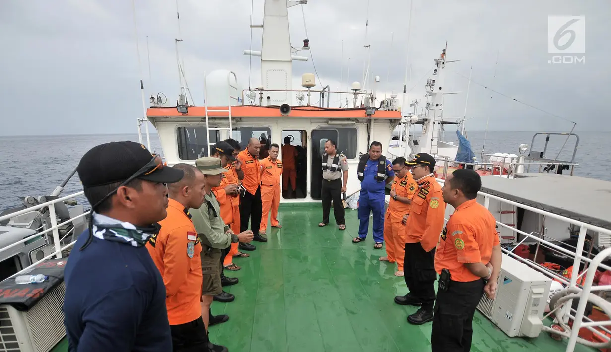 Tim SAR gabungan mendapatkan pengarahan untuk mencari korban pesawat Lion Air JT 610 yang jatuh di laut utara Karawang, Jawa Barat, Selasa (30/10). Sejumlah penyelam dikerahkan dalam proses pencarian hari kedua ini. (Merdeka.com/Iqbal S. Nugroho)