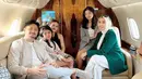 Momen quality time Angga Wijaya bersama keluarga barunya. Setelah menikah lagi, Angga menjadi ayah dari dua anak perempuan Nurul. Angga pun begitu bahagia dan makin mesra dengan istrinya. [Instagram/anggawijaya88]