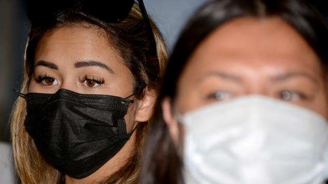 Ekspresi Bule Rusia yang Lukis Masker di Wajah Saat Dideportasi