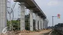 Kontruksi bangunan proyek LRT di Km 13 tol Jagorawi, Jakarta, Minggu (8/1). Proyek tahap pertama LRT cawang-cibubur (14,5 Km) yang kini sudah sampai progress lintas LRT yang nantinya akan terintegrasi MRT. (Liputan6.com/Helmi Affandi)