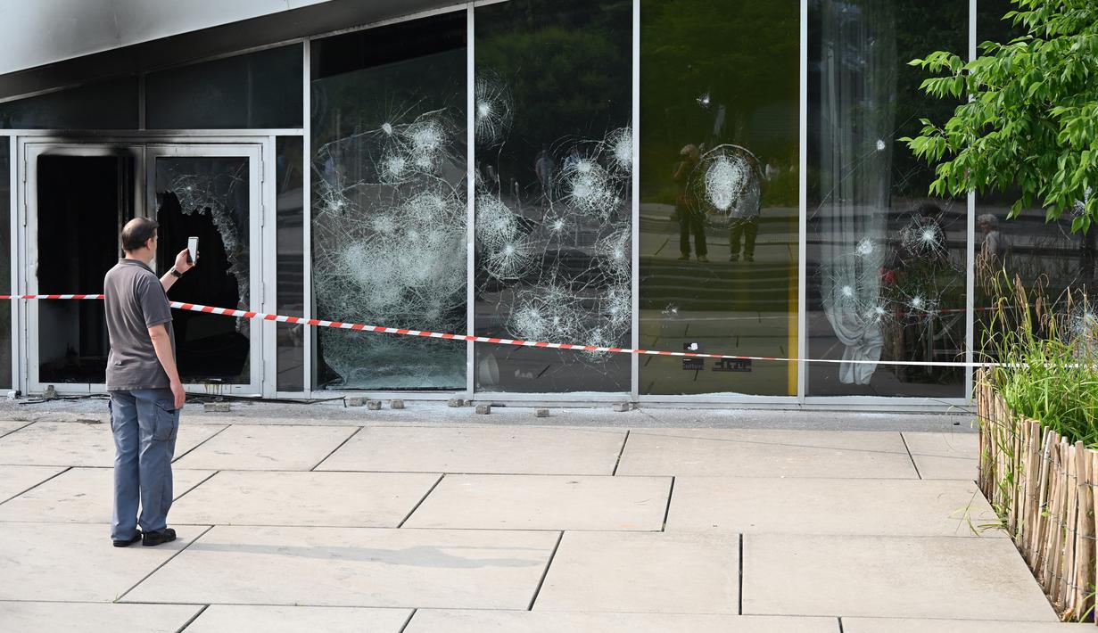 Laporan media setempat menyebut massa menyalakan kembang api hingga membakar kendaraan di jalanan Nanterre. (Photo by DENIS CHARLET / AFP)