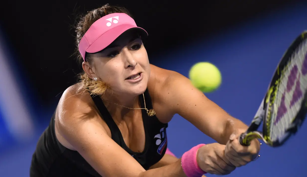 Petenis Swiss, Belinda Bencic mencoba melakukan backhand  saat bertemu petenis Ukraine, Kateryna Bondarenko pada hari ke-5 turnamen tenis Australian Open 2016; di Melbourne; Jumat (22/1/2016). (AFP/Greg Wood)