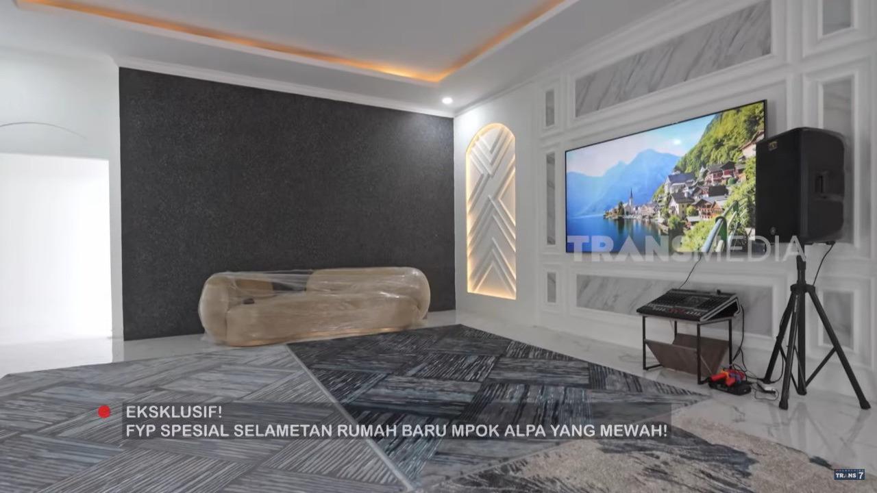 Intip Detail Rumah Baru Mpok Alpa, Desain American Classic-nya Bikin Betah!