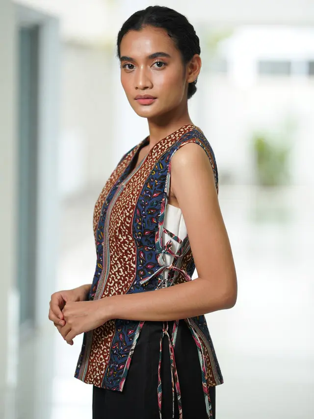 Model Rompi Batik Wanita Tanpa Lengan