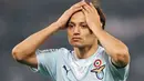 Reaksi kekecewaan striker Lazio, Mauro Matias Zarate di laga derby Roma melawan AS Roma di Olimpic Stadium, 6 Desember 2009. Lazio kalah 0-1. AFP PHOTO / ANDREAS SOLARO 