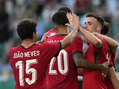 Penyerang Portugal Diogo Jota (kanan) berselebrasi dengan rekan setimnya setelah mencetak gol kedua ke gawang Finlandia pada duel uji coba jelang gelaran Euro 2024 di Stadion Jose Alvalade, Lisbon, pada Rabu (5/6) dinihari WIB. (AP Photo/Armando Franca)