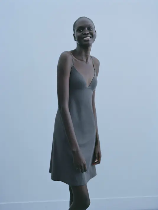 Perpaduan desain halus khas Mame Kurogouchi disertai teknologi rajutan 3D dari Uniqlo, sehingga semakin nyaman dan ringan.