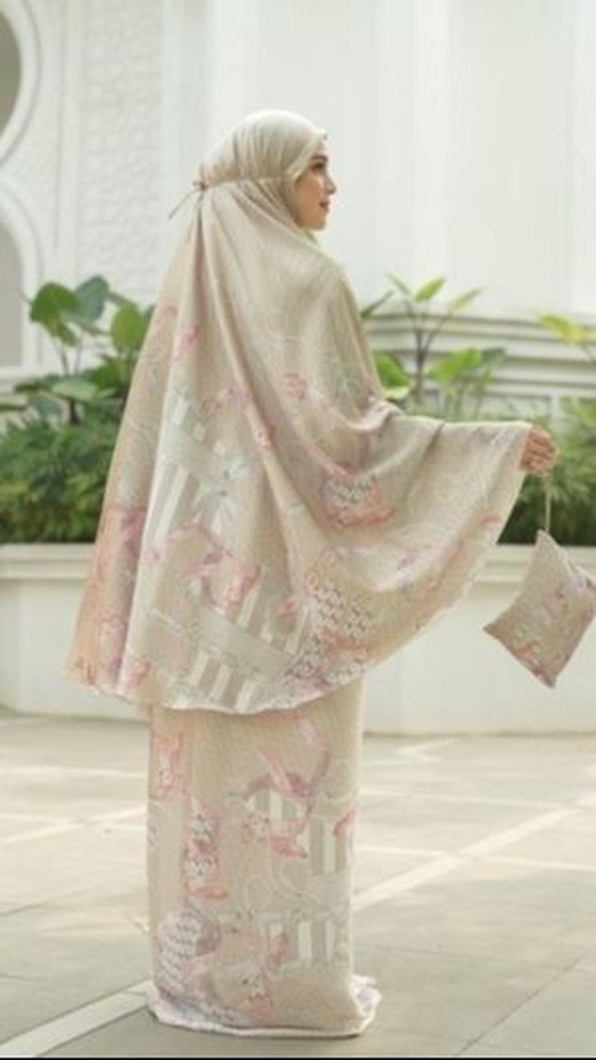 3. Kimmonia Prayer Robe: Kekuatan Wanita