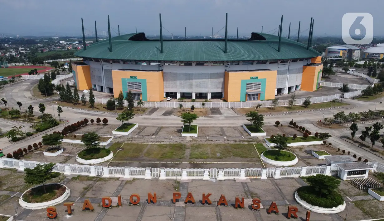 Suasana kawasan lingkar Stadion Pakansari, Kabupaten Bogor, Jawa Barat, Rabu (10/6/2020). Hingga Rabu (10/6), Pemkab Bogor masih menutup kawasan Stadion Pakansari untuk semua kegiatan sebagai upaya pencegahan penyebaran COVID-19. (Liputan6.com/Helmi Fithriansyah)