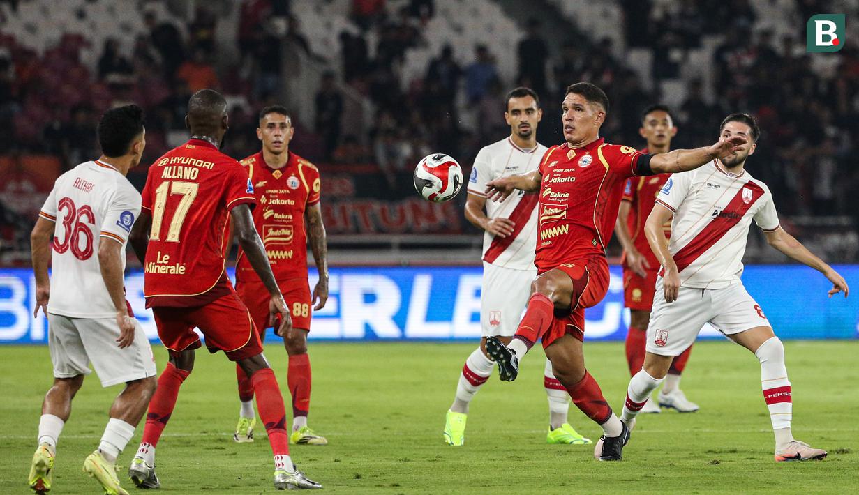 Pemain Persija Jakarta, Van Basty Sousa mengamankan bola dari rebutan pemain Persis Solo pada laga pekan ke-30 BRI Super League musim ini di Stadion Utama Gelora Bung Karno (SUGBK), Jakarta, Senin (27/04/2026) malam WIB. (Bola.com/Abdul Aziz)