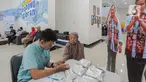 Seorang warga mengikuti peemriksaan kesehatan gratis yang digelar Tim Kampanye Nasional (TKN) Prabowo Subianto-Gibran Rakabuming Raka di TKN Fanta HQ, Menteng, Jakarta Pusat, Rabu (6/12/2023). (Liputan6.com/Faizal Fanani)