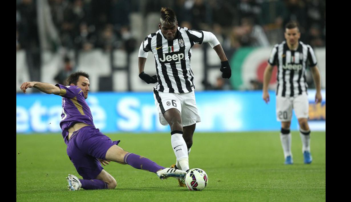Gelandang Juventus, Paul Pogba (kanan) berusaha melewati pemain Fiorentina Milan Badelj pada leg pertama Semifinal Coppa Italia di stadion Juventus, Turin, Italia (5/3/2015).  Fiorentina Menang 2-1 atas Juventus. (AFP PHOTO/Marco Bertorello)