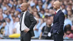 Pelatih Manchester City, Pep Guardiola (kiri) dan pelatih Manchester United tampak serius mengamati penampilan timnya pada laga final Piala FA 2023/2024 di Wembley Stadium, London, Sabtu (25/5/2024). (AP Photo/Ian Walton)