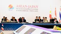 Presiden Joko Widodo (Jokowi) bersama Perdana Menteri Jepang Fumio Kishida memimpin pembahasan Agenda Partners for Co-creation of Economy and Society of the Future. Pembahasan dalam KTT Peringatan 50 Tahun Kemitraan ASEAN-Jepang di Hotel Okura, Tokyo, Jepang, pada Minggu (17/12/2023).