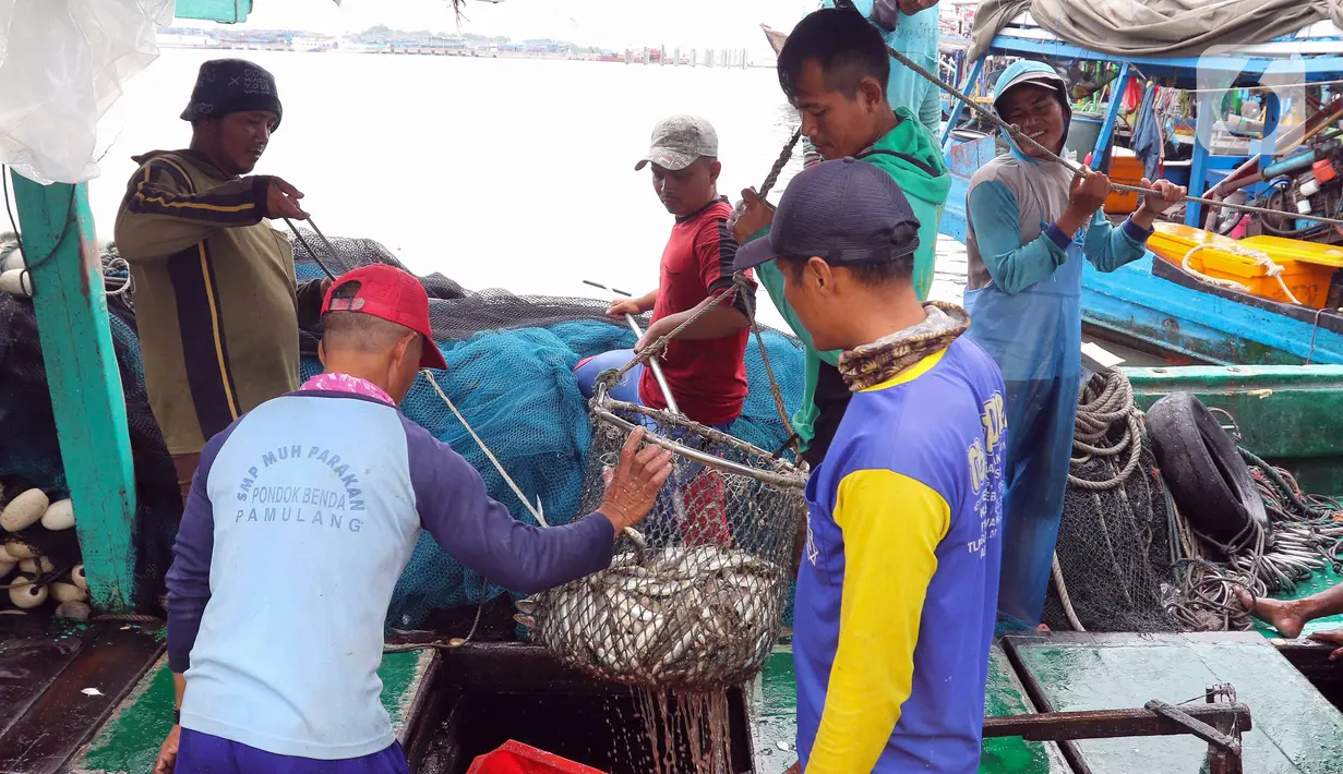 Nelayan membongkar ikan hasil tangkapan di Pelabuhan Muara Angke, Jakarta, Selasa (27/12/2022). Kementerian Kelautan dan Perikanan (KKP) pada 2023 menargetkan peningkatan nilai ekspor komoditas kelautan dan perikanan hingga mencapai USD 7,6 miliar. (Liputan6.com/Herman Zakharia)