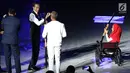 Presiden RI, Joko Widodo (tengah) bersiap memanah tugu bersama penyandang disabilitas saat malam pembukaan Asian Para Games 2018 di SUGBK, Jakarta, Sabtu (6/10).  Asian Para Games 2018 berlangsung 6-13 Oktober. (Liputan6.com/Helmi Fithriansyah)