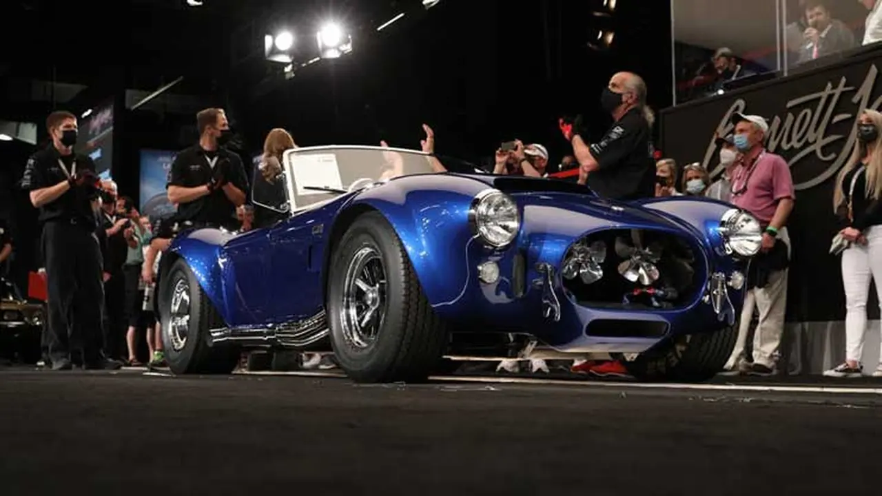 Shelby Cobra 427 Super Snake dilelang dengan nilai fantastis (MotorAuthority)