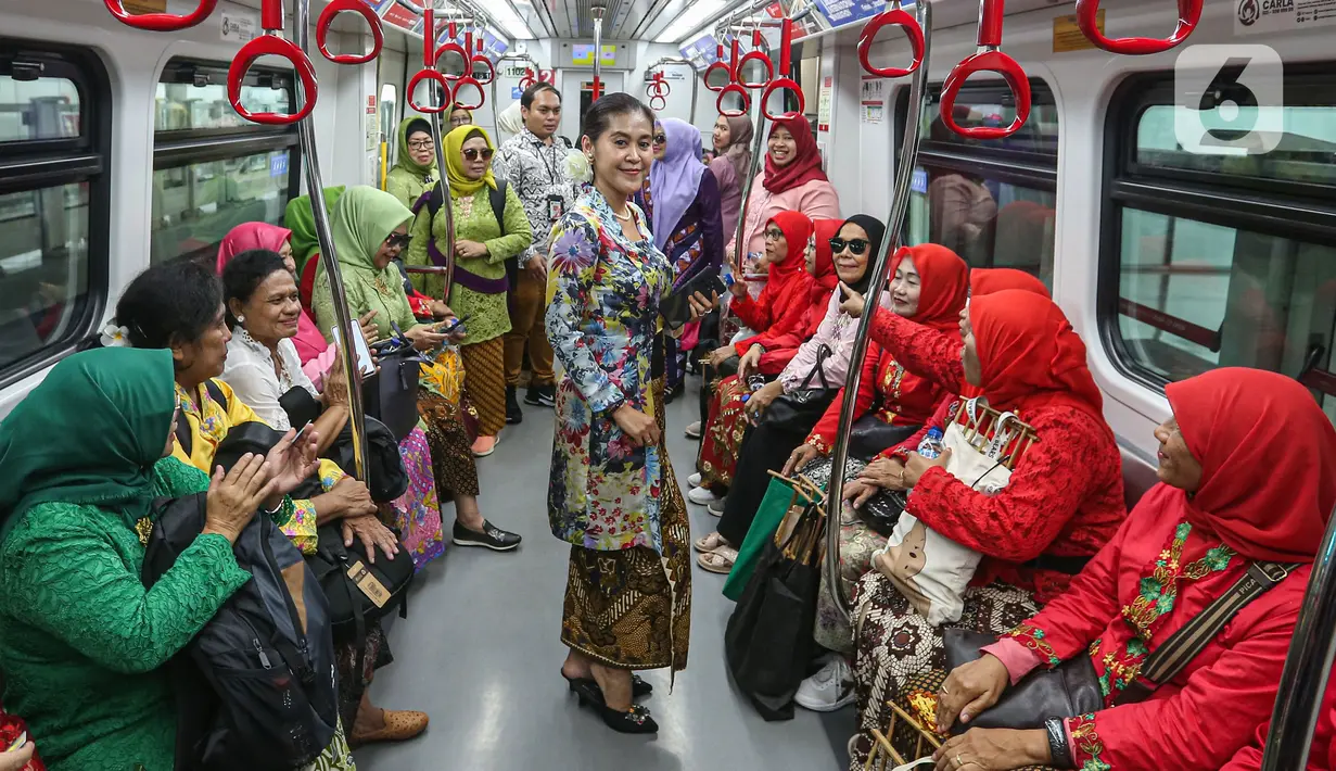 Aksi perempuan yang tergabung dalam Kongres Wanita Indonesia saat menaiki transportasi Light Rail Transit (LRT) Jakarta, Kamis (25/7/2024). (Liputan6.com/Angga Yuniar)