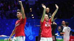 Gelar tersebut menjadi sangat spesial karena berhasil diraih ditengah keraguan pecinta bulu tangkis Indonesia setelah bubarnya pasangan Liliyana Natsir dan Tontowi Ahmad. (Photo by Oli SCARFF / AFP)