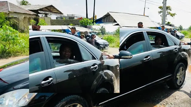 Ekspresi Presiden Jokowi tampak senyum kecut ketika melintasi jalanan rusak di Provinsi Lampung