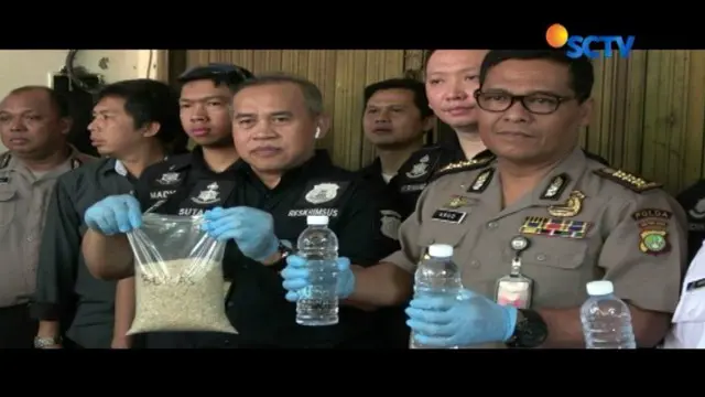 Polisi bersama petugas BPOM gerebek rumah tempat produksi miras tanpa izin di Tambora, Jakarta Barat.