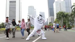 Maskot Piala Dunia 2022, La'eeb, berpose saat menyapa warga Ibukota saat Car Free Day (CFD) di kawasan Sudirman, Jakarta, Minggu (06/11/2022). (Bola.com/M iqbal Ichsan)