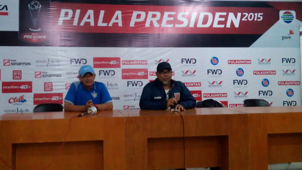 Pelatih Pusamania Borneo FC, Iwan Setiawan (kanan) dan Pelatih Gresik United Liestiadi 