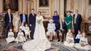 Gambar yang dirilis Istana Kensington pada 13 Oktober 2018, foto pernikahan Putri Eugenie dan Jack Brooksbank di Windsor Castle, Inggris. Putri Eugenie berfoto bersama keluarga inti dan pengiring pengantin ciliknya. (Alex Bramall/Buckingham Palace via AP)