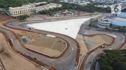 Foto udara progres pembangunan Jakarta International E-Prix Circuit (JIEC) di kawasan Taman Impian Jaya Ancol, Jumat (25/3/2022). Sirkuit yang terdiri dari 18 tikungan dan panjang trek lurus sekitar 527 meter tersebut ditargetkan rampung pada awal April 2022. (Liputan6.com/Herman Zakharia)