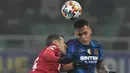Penyerang Inter Milan Lautaro Martinez menyundul bola melewati gelandang Liverpool Thiago pada leg pertama babak 16 besar Liga Champions di Stadion Giuseppe Meazza, Milan, Kamis dini hari WIB (17/2/2022). Melawat ke markas Inter Milan,  Liverpool menang 2-0. (AP Photo/Antonio Calanni)