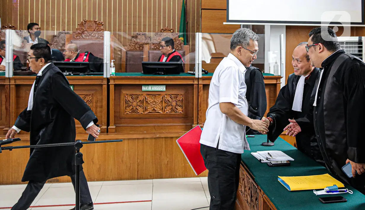 Terdakwa Agus Nurpatria bersalaman dengan kuasa hukum usai menjalani sidang perdana di Pengadilan Negeri (PN) Jakarta Rabu (19/10/2022). Agus Nurpatria menyalami kuasa hukum dengan penuh senyuman usai menjalani sidang dengan agenda pembacaan surat dakwaan kasus obstruction of justice atau perintangan proses penyidikan terkait perkara dugaan pembunuhan berencana terhadap Nofriansyah Yosua Hutabarat atau Brigadir J. (Liputan6.com/Faizal Fanani)