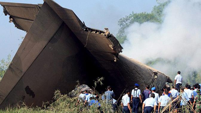 Hercules L-100-30 dengan nomor registrasi A-1325, dari Skadron 31 jatuh dan menabrak rumah penduduk serta ladang padi hingga terbakar di Magetan, Jawa Timur pada 20 Mei 2009. Sebanyak 98 penumpang tewas kecelakaan ini. (Ilustrasi Istimewa)
