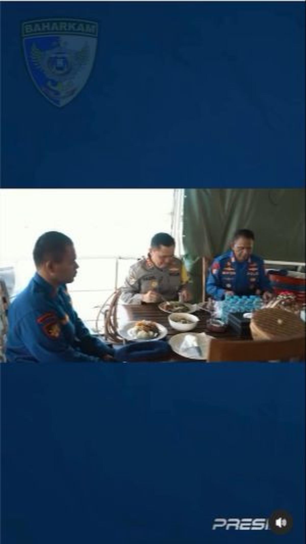 "Kita makan sama-sama ya," ujar Fadil ke semuanya. <br>