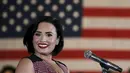 Eksperesi Demi Lovato saat menghadiri kampanye calon presiden AS dari Partai Demokrat Hillary Clinton di Iowa City, USA, (21/1). Hillary menjadi satu-satunya perempuan yang mencalonkan diri menjadi Presiden AS. (REUTERS/Jim Muda)