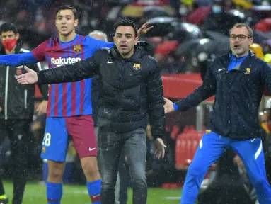 Barcelona di tangan Xavi Hernandez belum sepenuhnya bangkit. Terlihat dari bebearapa laga terakhir, Barca masih terlihat tidak konsisten. Bahkan, Mereka hanya puas dengan skor imbang meski unggul jumlah pemain dari Sevilla. (AFP/Cristina Quicler)