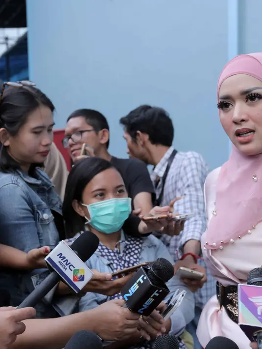 Masih ditempat yang sama, Tiara Dewi mengaku sejak awal nikah dengan Lucky Hakim tidak tinggal satu rumah. Selain itu, ia juga kembali menegaskan tidak ada setingan dalam pernikahan keduanya. (Nurwahyunan/Bintang.com)