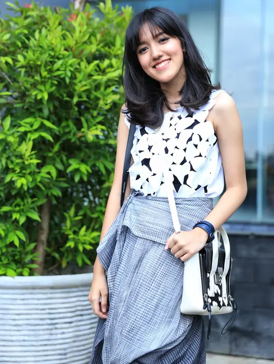 "Aku sering hunting ke spot-spot di Jakarta. Kadang aku dapat rekomendasi dari teman-teman. Paling di kafe kalau ada spot-spot yang bagus," kata Ify menambahkan. (Adrian Putra/Bintang.com)