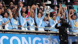 Para pemain Manchester City merayakan gelar Piala FA setelah mengalahkan Chelsea dengan skor 1-0 di partai final di Wembley Stadium hari Sabtu (16/05/2026) malam WIB. (AFP/Adrian Dennis)