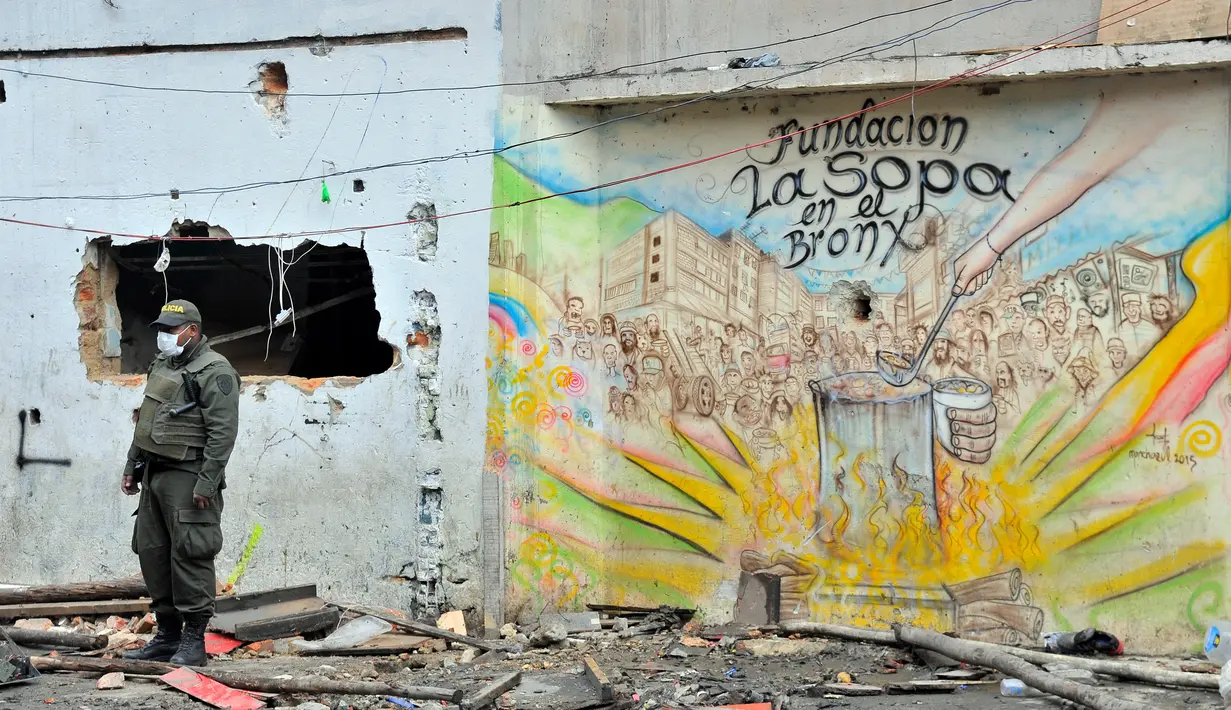 Polisi berjaga di kampung narkoba dan prostitusi The Bronx di Bogota, Kolombia (1/6). Tempat ini merupakan markas gangster dan pusat perdagangan narkoba paling kejam di Kolombia. FP PHOTO/Guillermo LEGARIA)