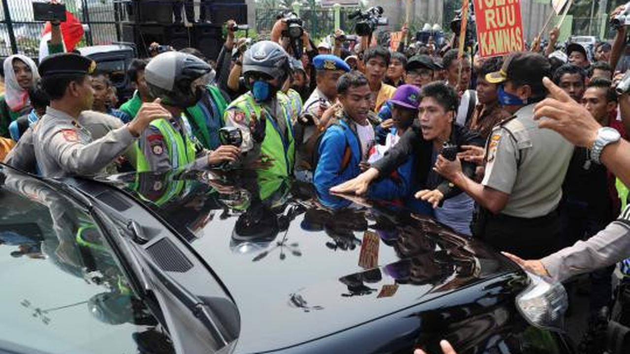 Tolak RUU Kamnas, mahasiswa bakar ban dan blokir jalan