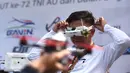 Seorang pilot memakai kacamata headset FPV-nya sebelum menerbangkan drone balapnya selama acara FAI Drone Racing World Cup di Denpasar di pulau resor Indonesia di Bali (7/4). (AFP Photo/Sonny Tumbelaka)