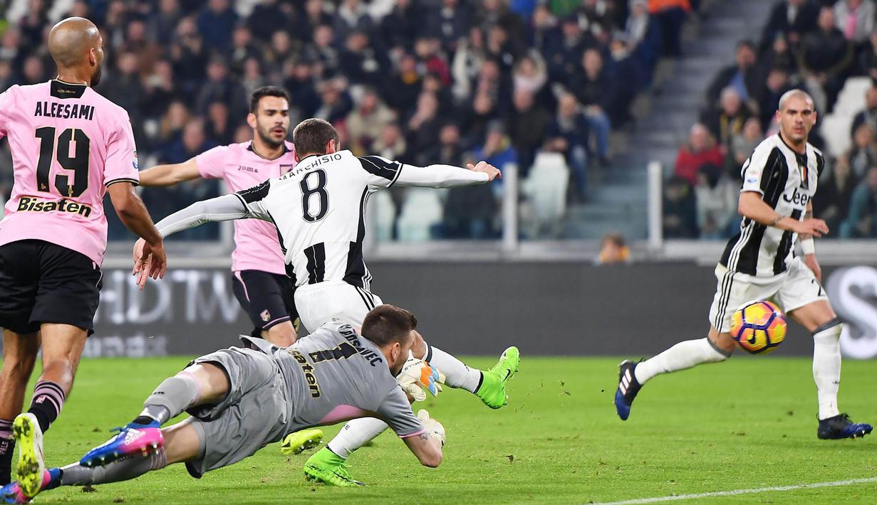 Proses gol Juventus yang dicetak Claudio Marchisio ke gawang Palermo. Kemenangan ini membuat Juventus kokoh memimpin klasemen Liga Italia dengan unggul 10 poin dari AS Roma yang ada di posisi kedua. (EPA/Alessandro Di Marco)