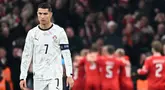 Pemain Portugal, Cristiano Ronaldo, tampak lesu setelah ditaklukkan Denmark dalam laga leg pertama perempat final UEFA Nations League 2024/2025 yang digelar di Stadion Parken, Copenhagen, Jumat (21/3/2025) dini hari WIB. (AFP/Jonathan Nackstrand)