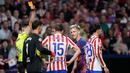 Barcelona dapat keuntungan jumlah pemain setelah Nicolas Gonzalez diganjar kartu merah oleh wasit akibat pelanggaran keras kepada Lamine Yamal. (AP Photo/Bernat Armangue)