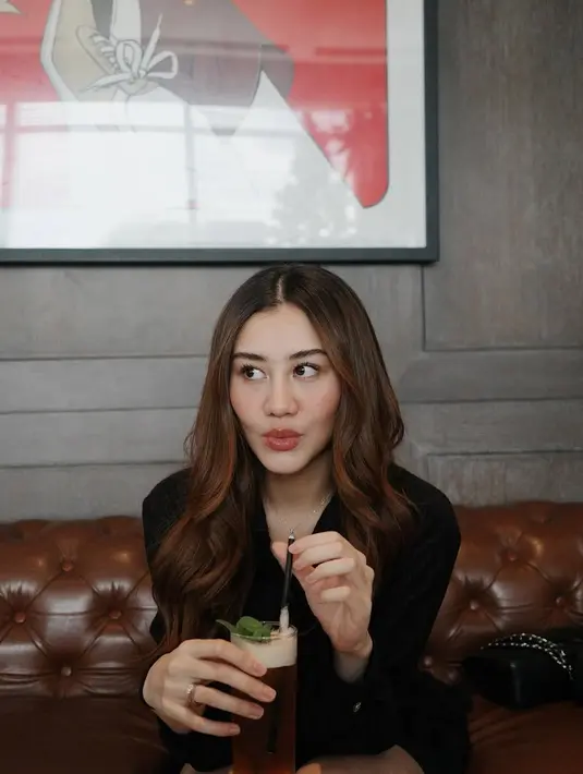 Aaliyah Massaid terlihat fresh dengan makeup bernuansa cokelat coral pada bagian mata dan blush [@aaliyah.massaid]