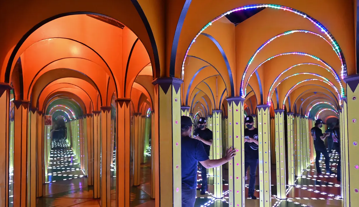 Orang-orang mengunjungi museum 3D di Jakarta, Minggu (7/11/2021). Museum 3D tersebut dibuka kembali setelah pelonggaran pembatasan Covid-19. (AFP/Adek Berry)