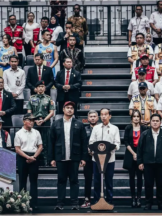 Indonesia Arena itu nantinya menjadi tempat yang digunakan untuk berbagai event olahraga. Dalam unggahan, Gading Marten dan Cinta Laura juga senang bisa selfie dengan Presiden Jokowi. Tempat yang dibangun sejak 2021 itu rencananya akan digunakan untuk perhelatan Piala Dunia Bola Basket FIBA 2023 pada 25 Agustus hingga 10 September mendatang. (Liputan6.com/IG/@gadiiing)