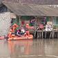 Penyelamatan Balita Terjebak Banjir Kuta